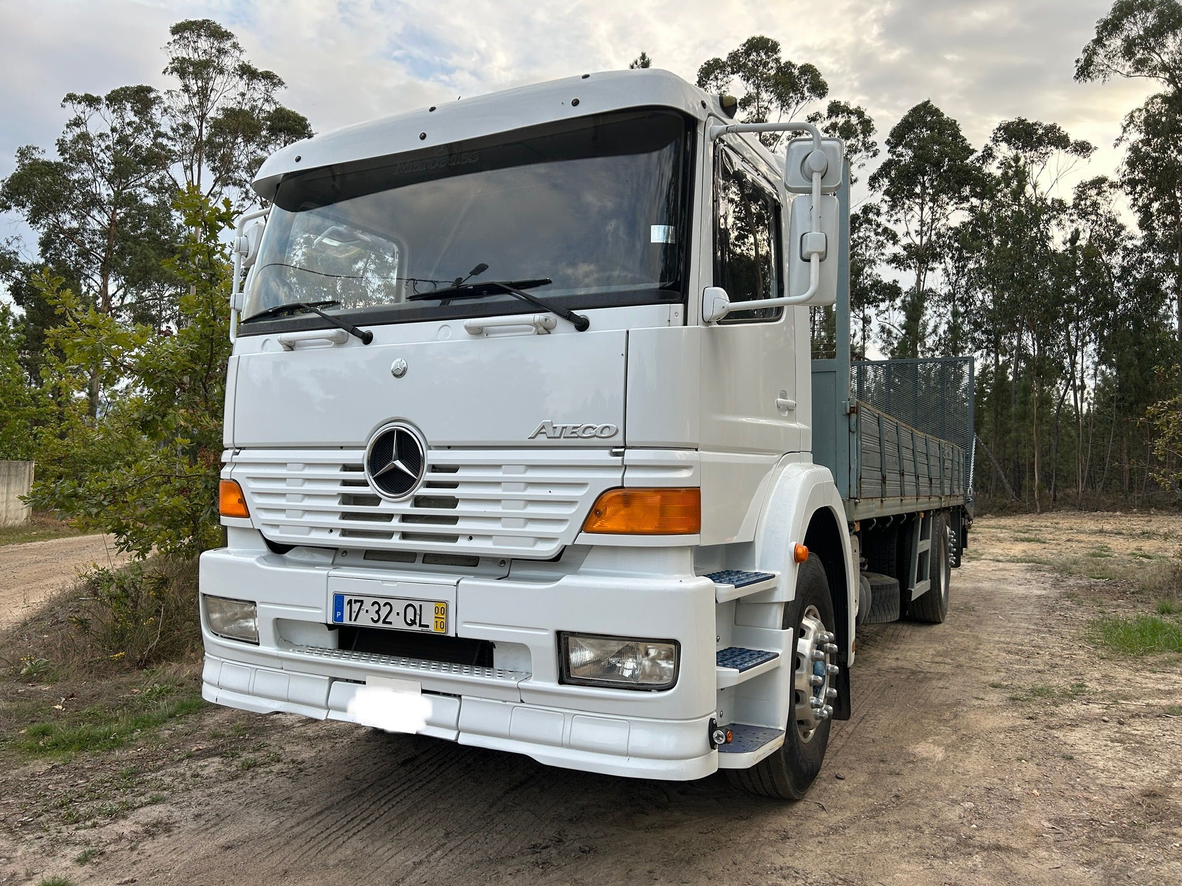 Camião Mercedes ATEGO 2528 com rampa porta-máquinas