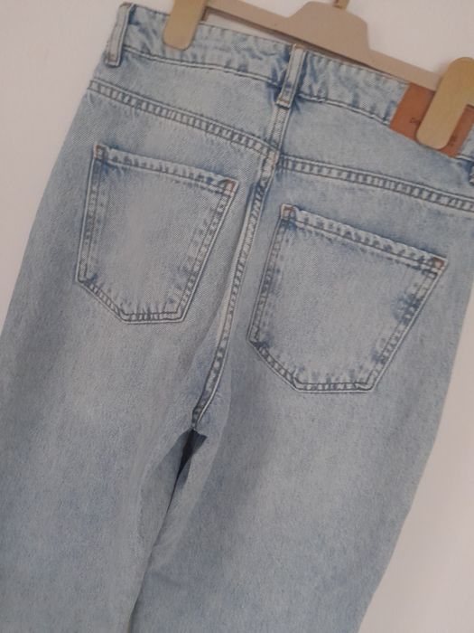 Spodnie dżinsowe z rozdarciami