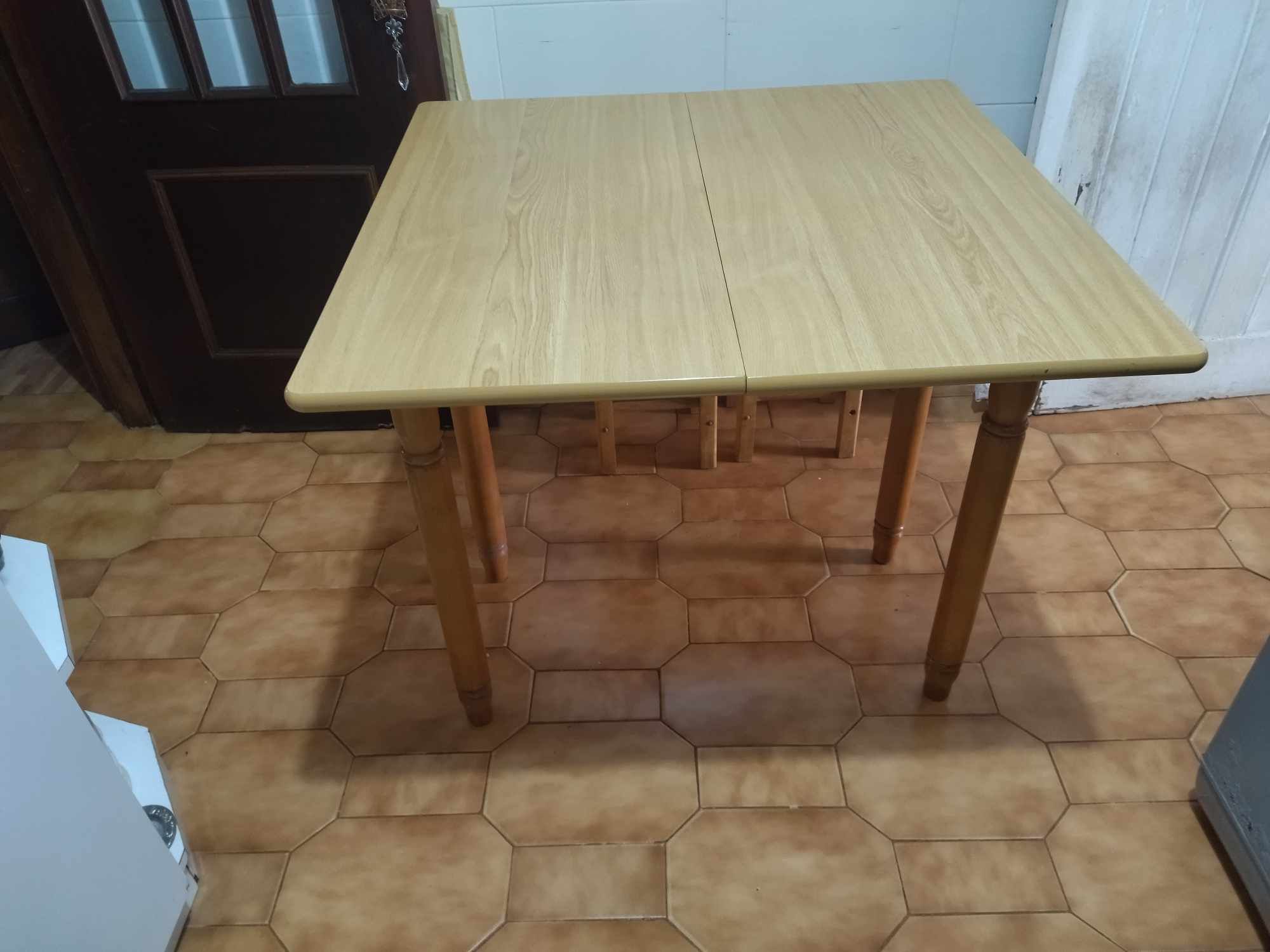 Mesa extensível com gaveta e 2 cadeiras