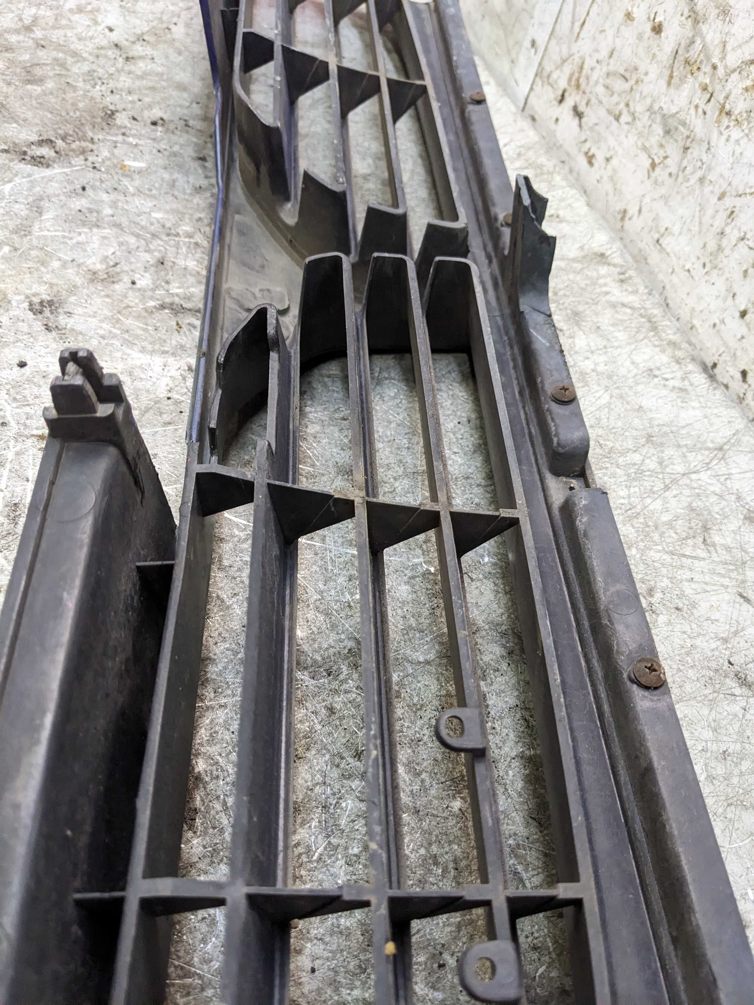 Mitsubishi Space Runner I Grill Atrapa Zderzaka