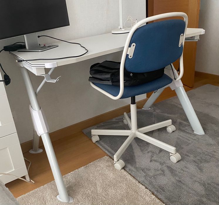 Secretária Mars Gaming com suportes, 110 x 60 cm, branco e cadeira