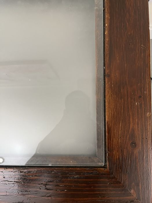 Mesa de madeira com vidro novo
