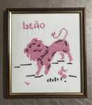 Quadro bordado à mão em ponto cruz signo Leão