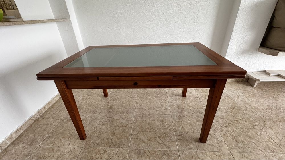 Mesa extensivel de madeira e tampo de vidro e quatro cadeiras