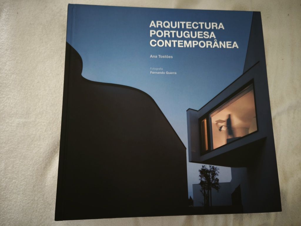 Livro de Filatelia "Arquitetura portuguesa contemporânea"