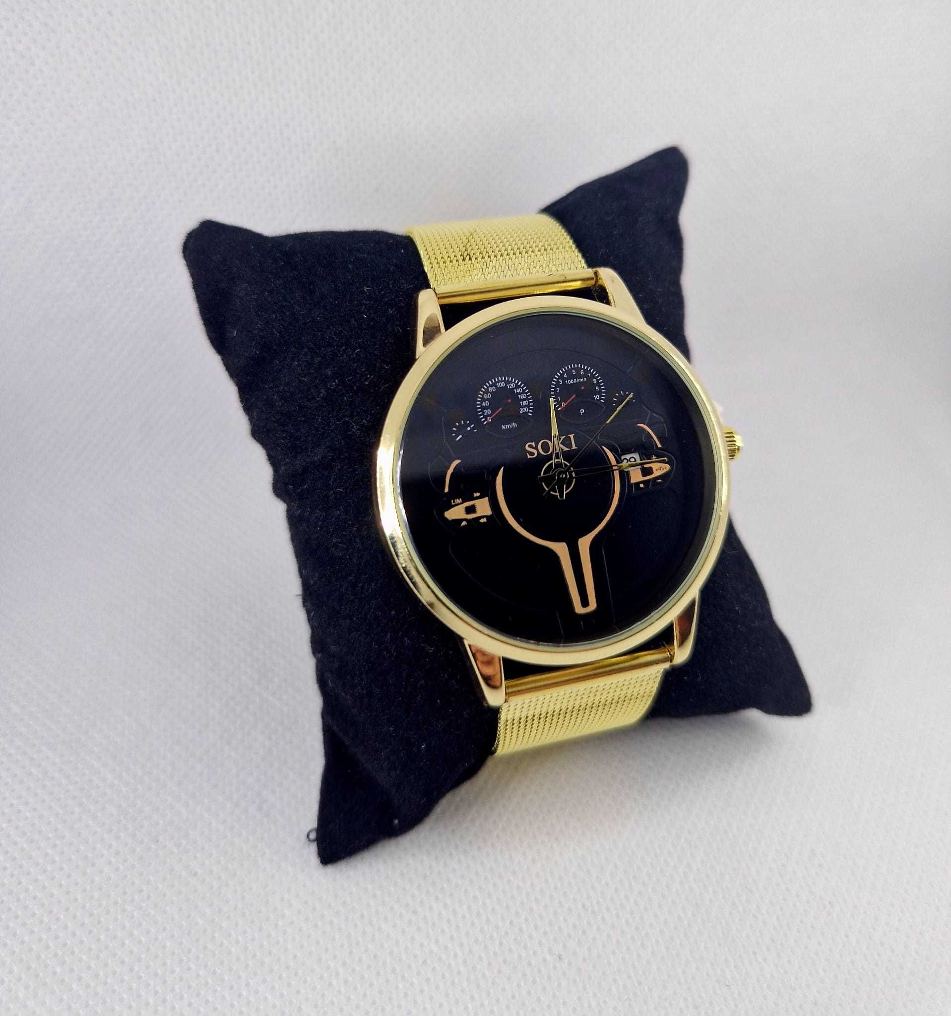 Złoty zegarek z czarną tarczą