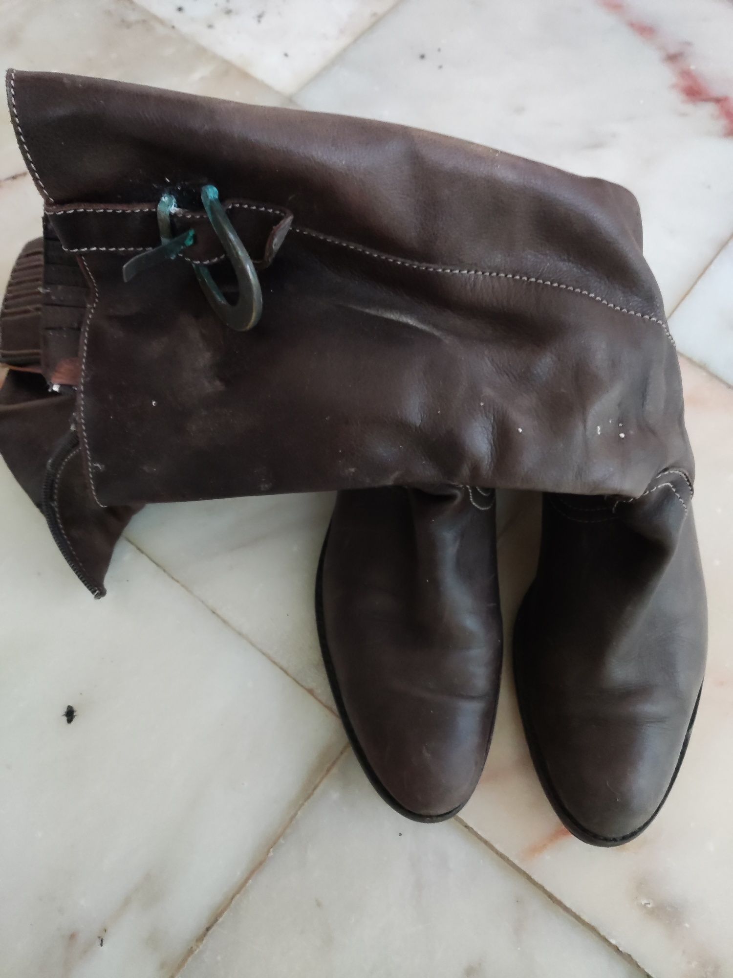 Botas em pele com capas novas anti derrapantes