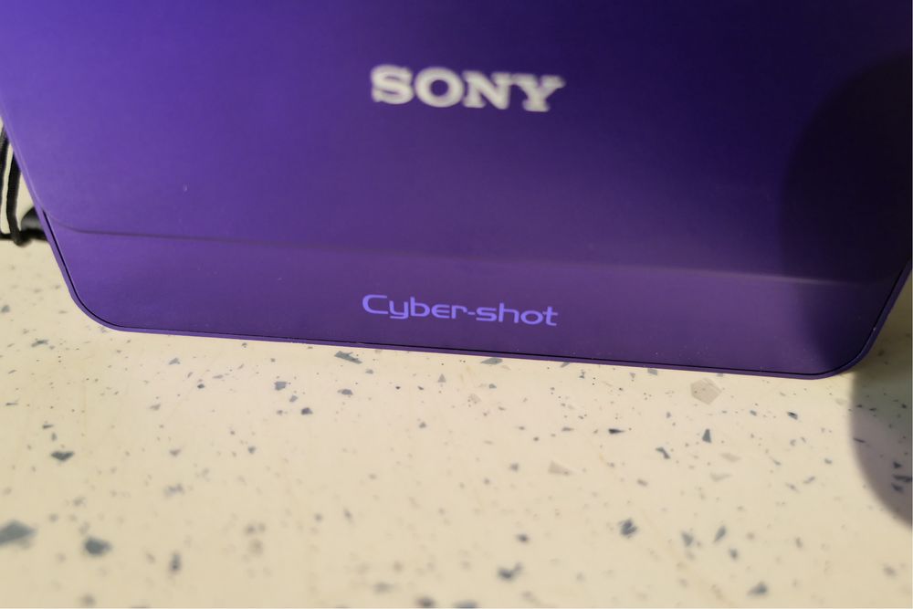 Sony Cyber-shot DSC-T99 цифрова фіолетова камера у металевому корпусі