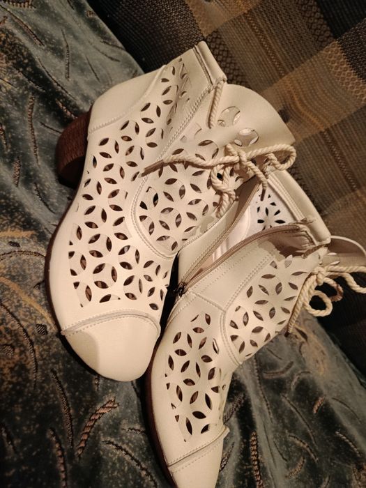 Легкі жіночі черевички