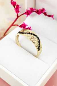 Złoty pierścionek z ażurowym wzorem i czarnymi cyrkoniami pr.333