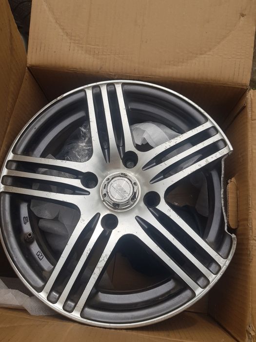 Диски r14 есть в наличии 4 шт один вдаренный