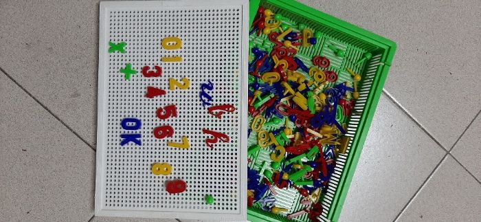 Brinquedo educativo de letras e numeros