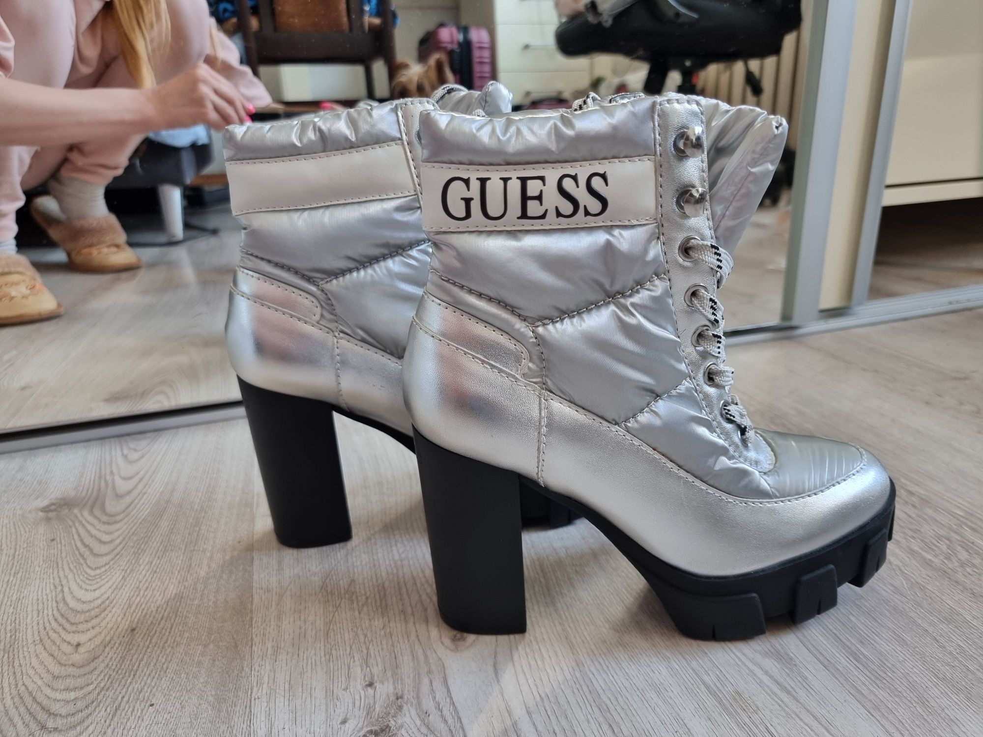 Botki srebrne Guess