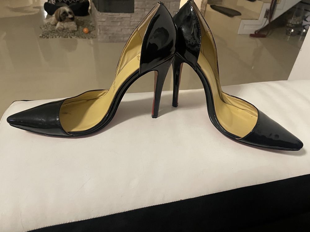 Szpilki czerwona podeszwa Louboutin plus worek przeciwkurzowy