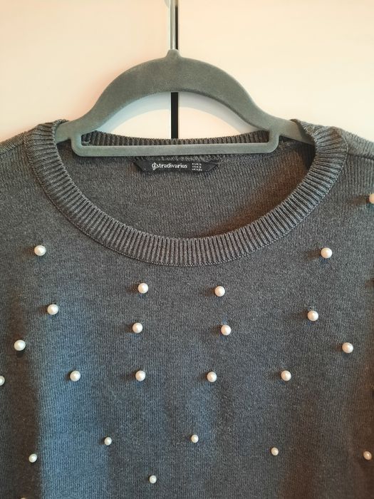 Camisola cinzenta com pérolas Tam.S da Stradivarius