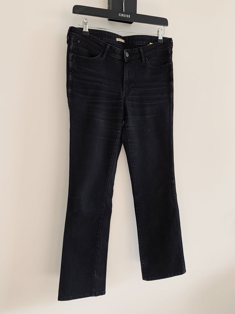 Spodnie czarne jeansy proste klasyczne Wrangler grafitowe