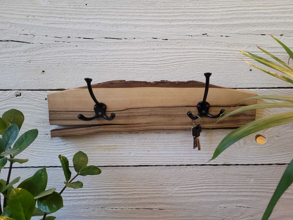 Wieszak z orzecha włoskiego na ubrania monolit handmade czarne haczyki