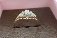 Złoty pierścionek diamenty W.Kruk r. 16 333 kwiat zaręczynowy
