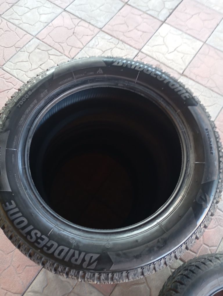 Продам зимние шины 205 55 16.Bridgestone