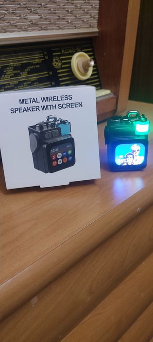 Мини блютуз колонка с сенсорным экраном.