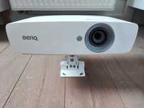 Projektor Benq W1090 bardzo mało używany z wieszakiem