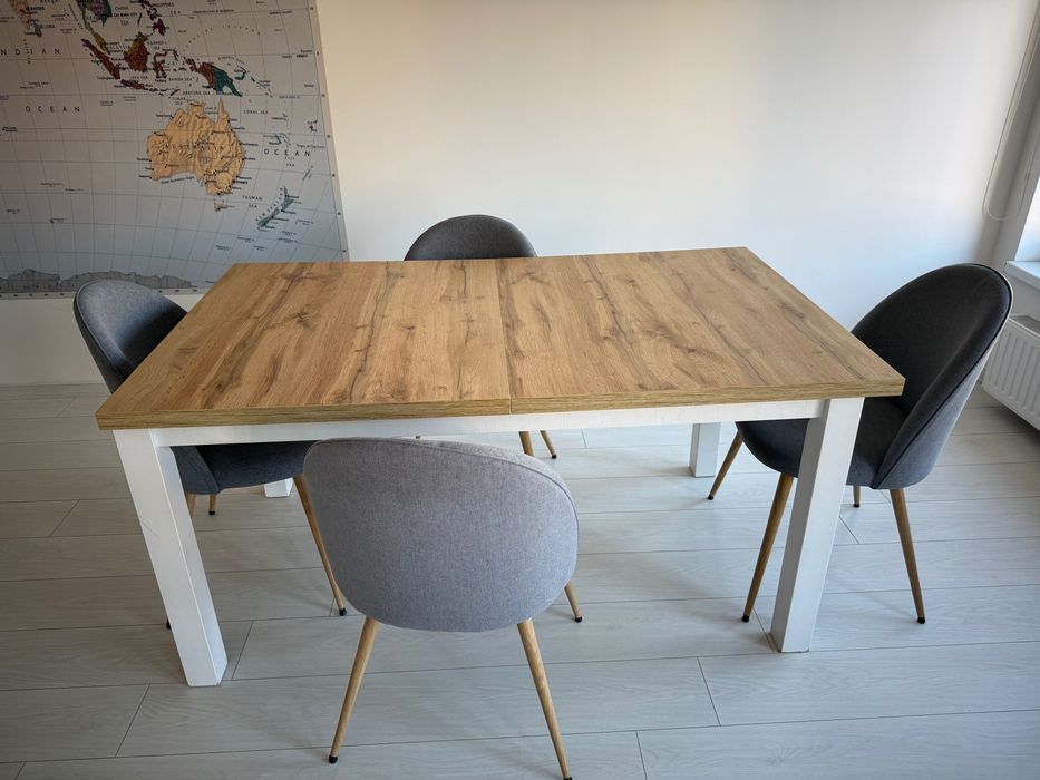 Stół z 4 krzesłami