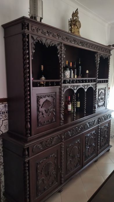 Mesa, cadeiras e móvel