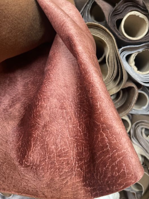 Куски  і відрізки різної тканини меблевої