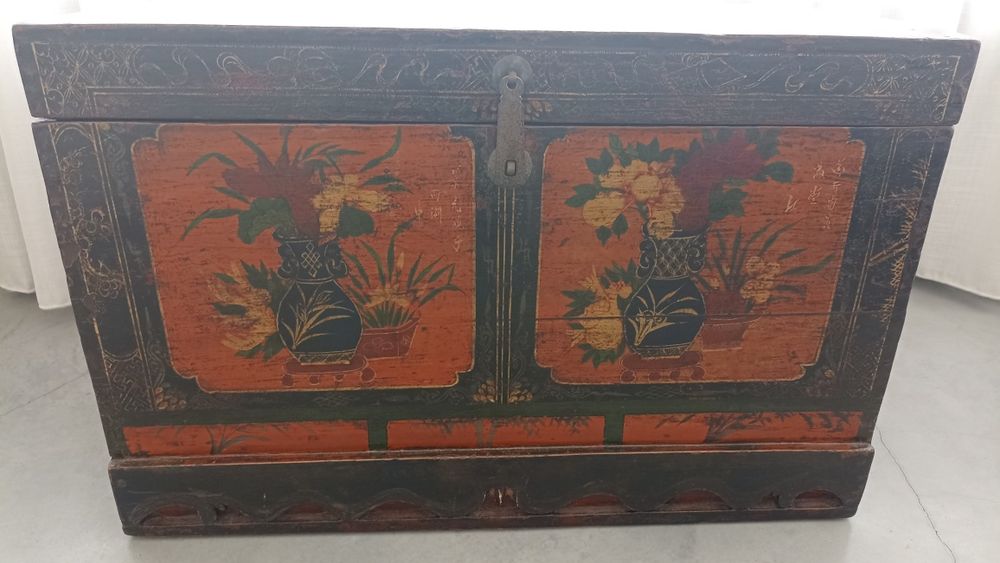 Baú / cómoda em madeira antiga restaurada