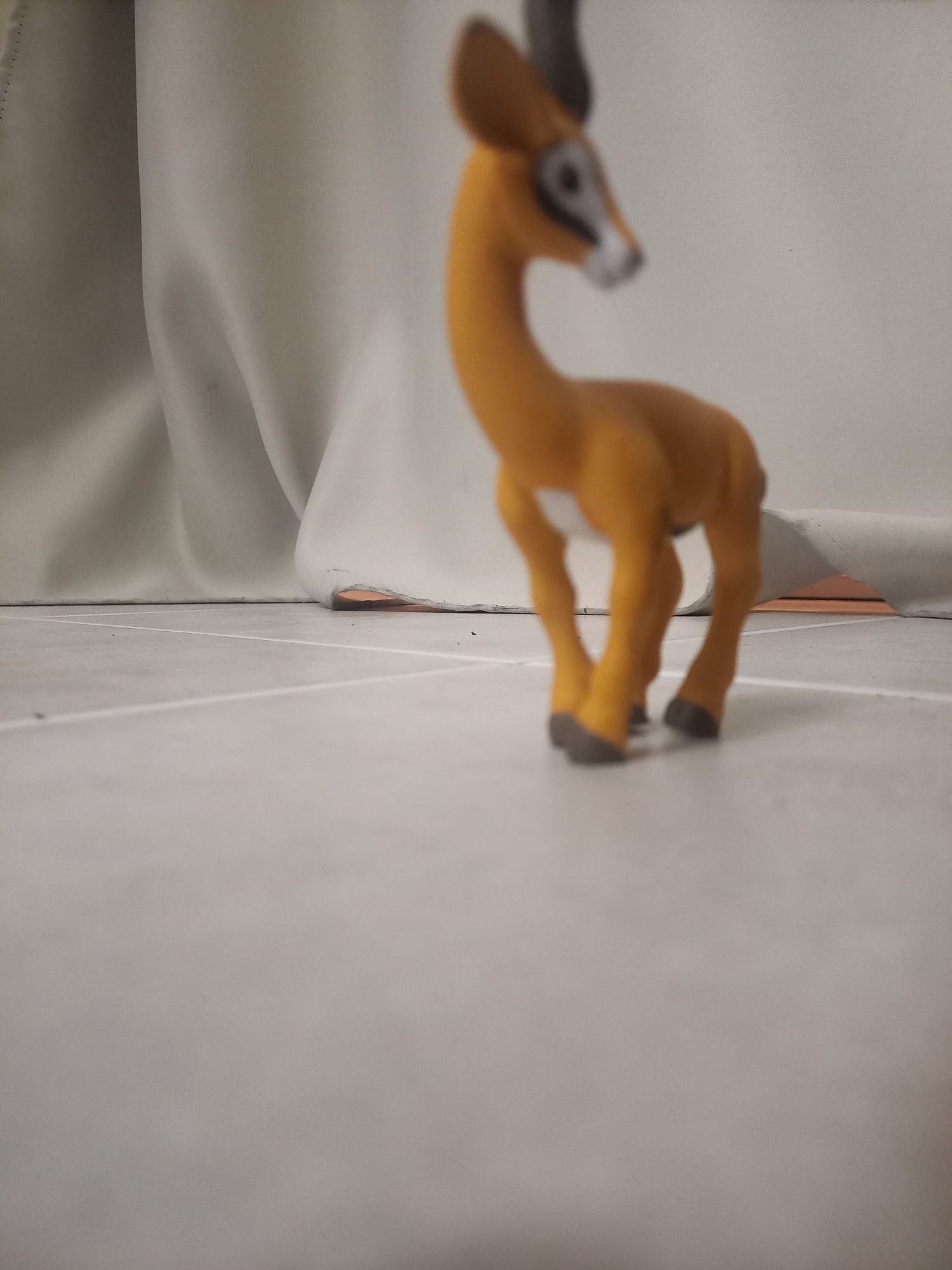 Figuras de animais, gazela e urso
