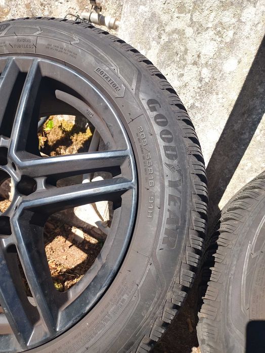 Pneus de muita qualidade vendem-se