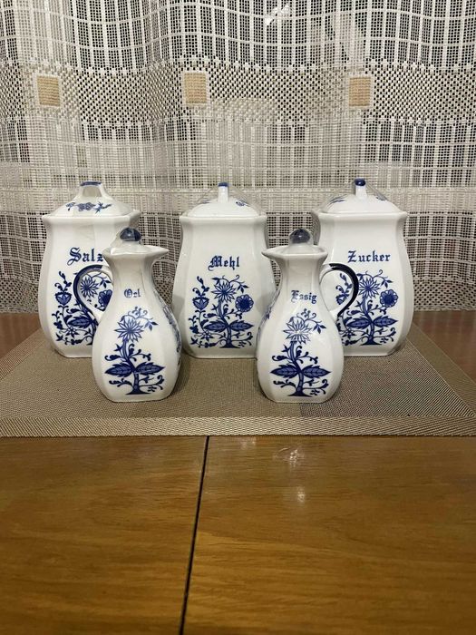 Продам стильний набір для спецій у відмінному стані.