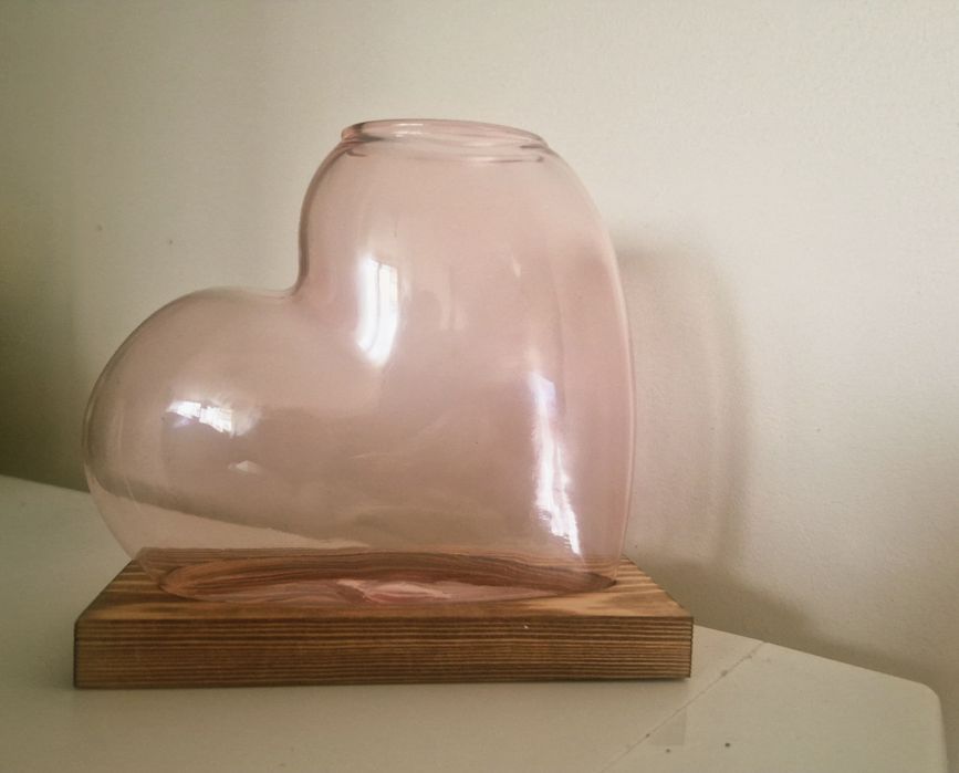 Różowy Szklany Wazon w Kształcie Serca serce z Drewnianą Podstawą