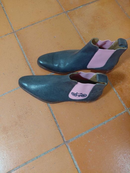 Lindas e novas botas de homem.