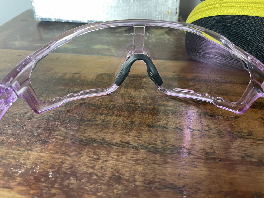 Fioletowe okulary sportowe rowerowe fotochromowe