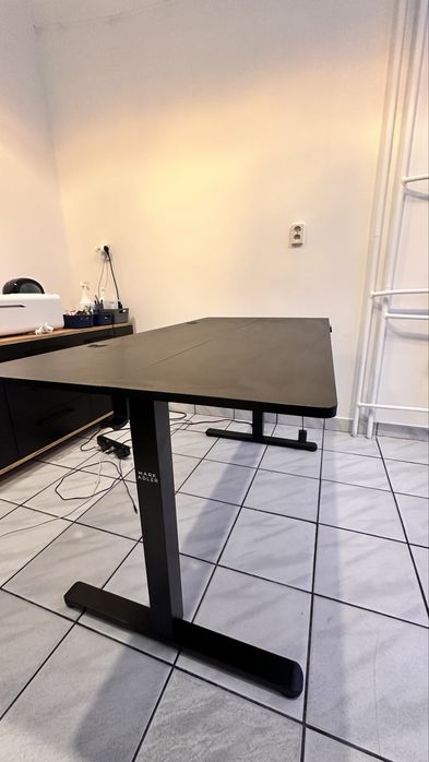 Biurko z regulowaną wysokością