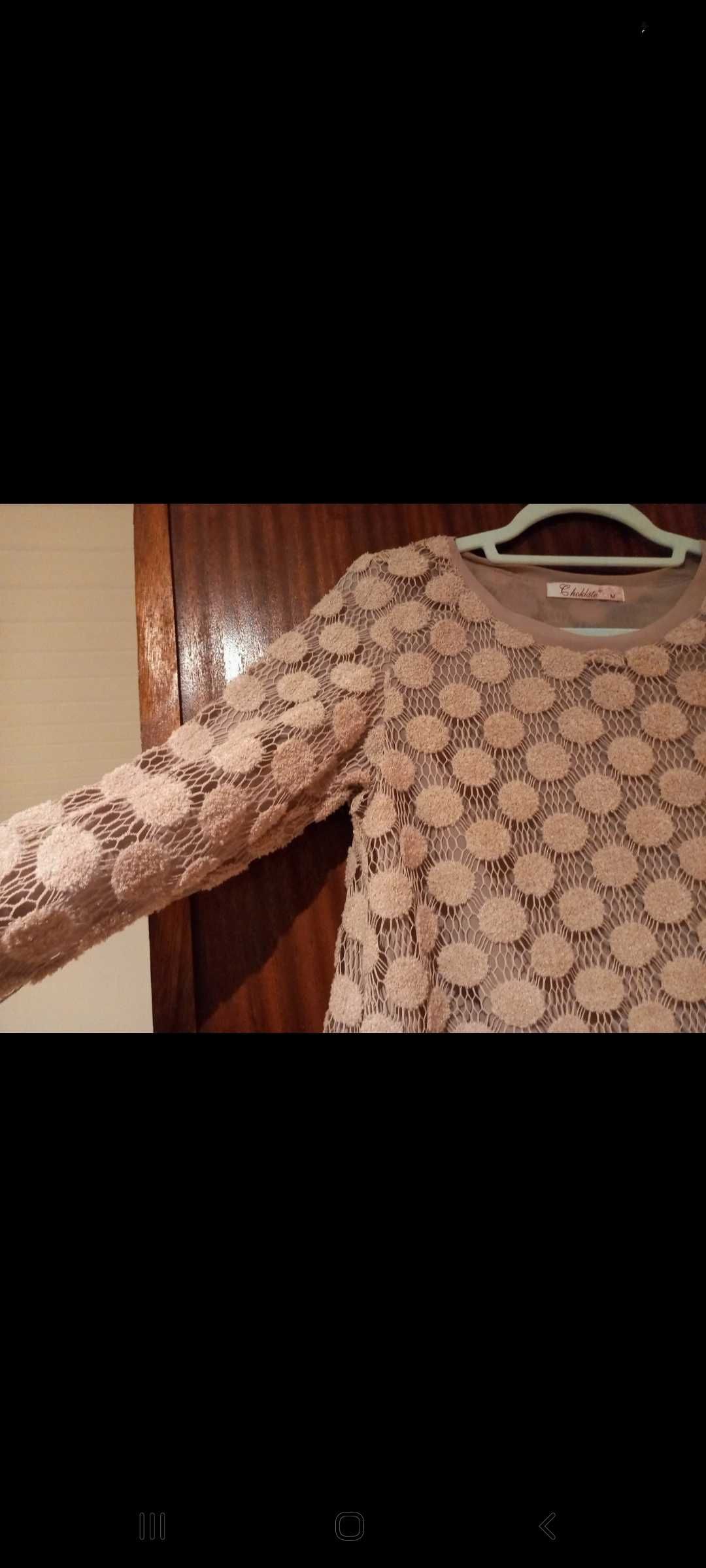Blusa bege, com tecido rendado e forro - M - Choklate