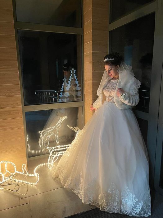 Весільна сукня зі шлейфом + підʼюпник з кільцем в подарунок