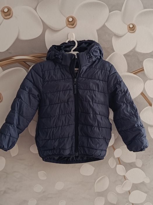 Granatowa kurtka chłopięca przejściowa z kapturem H&M rozmiar 98/104