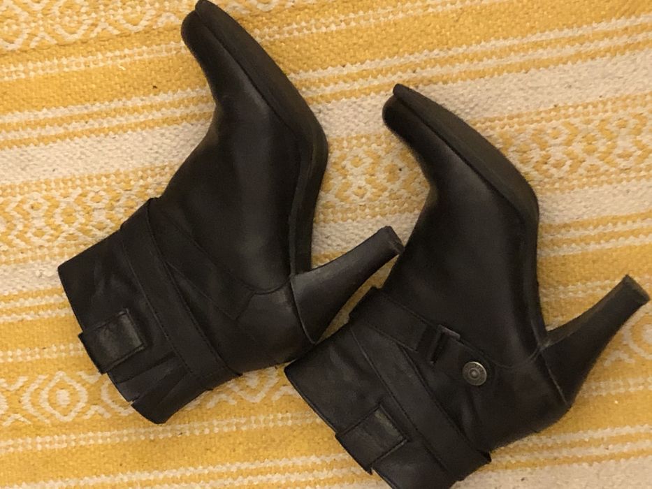 Botins pretos, de pele Levis, 38