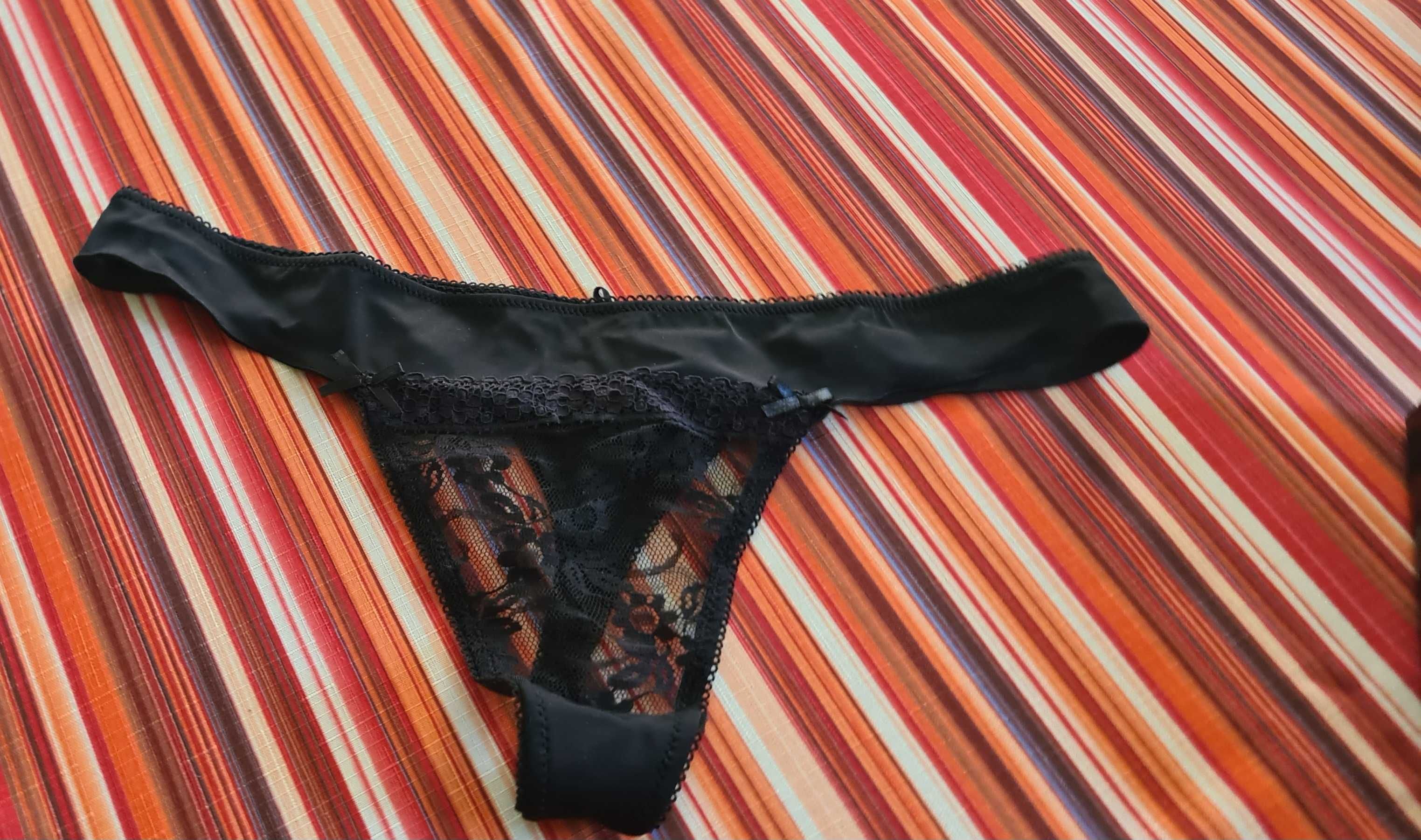 Peniuar ze stringami M PASSION czarne koronka, w oryginalnym kartoniku