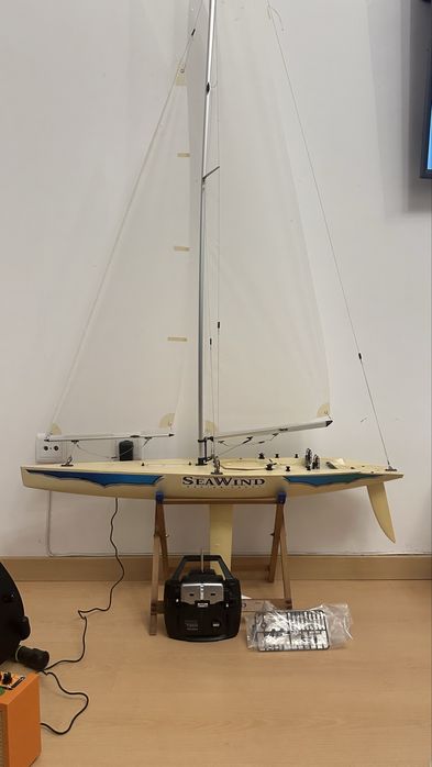 Veleiro telecomandado de competicao 185cm