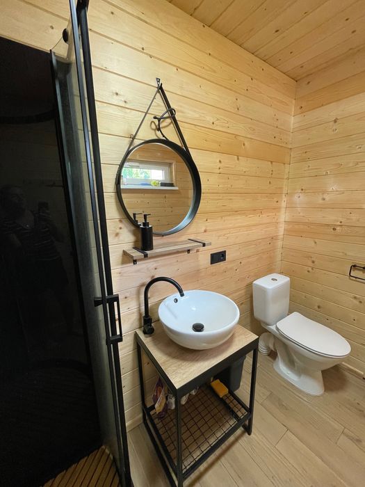 Сучасний будинок 45 м² з каміном і терасою біля лісу.
