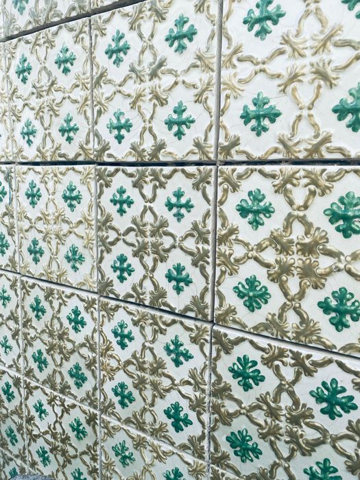 Azulejo artesanal modelo antigo séc XIX com relevo