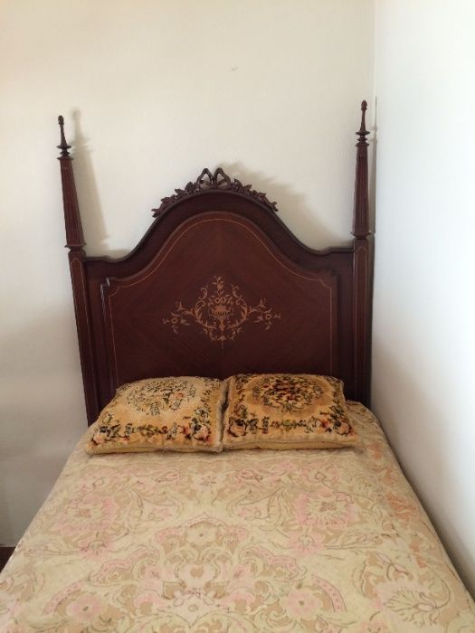 Cama single D. Maria II com estrado, como nova