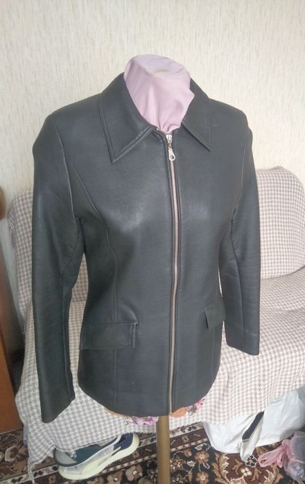Віддам жіночу курточку 44 р. Кожзам, стан гарний!