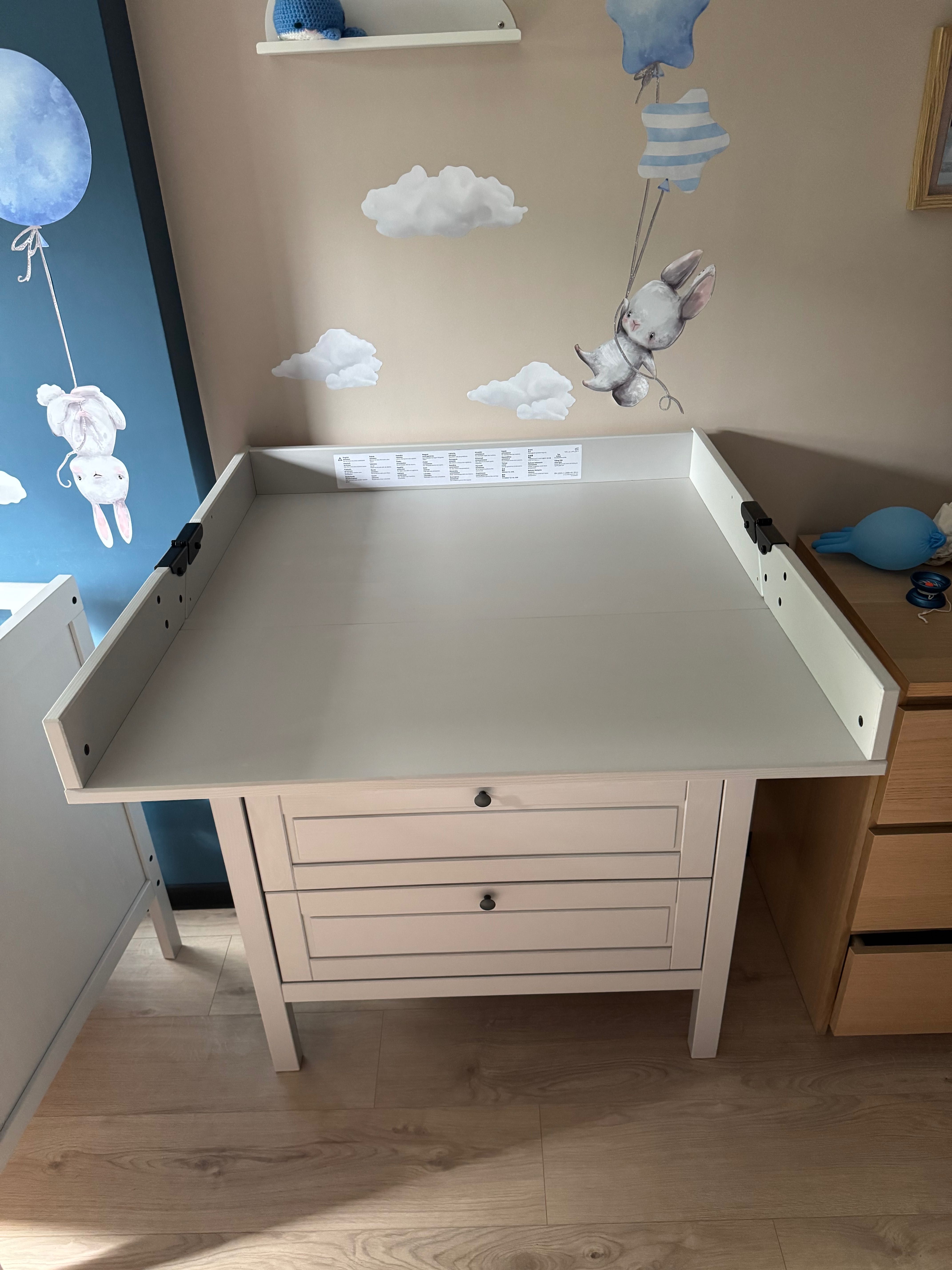 Komoda z przewijakiem drewniana, Ikea Sundvik, szara