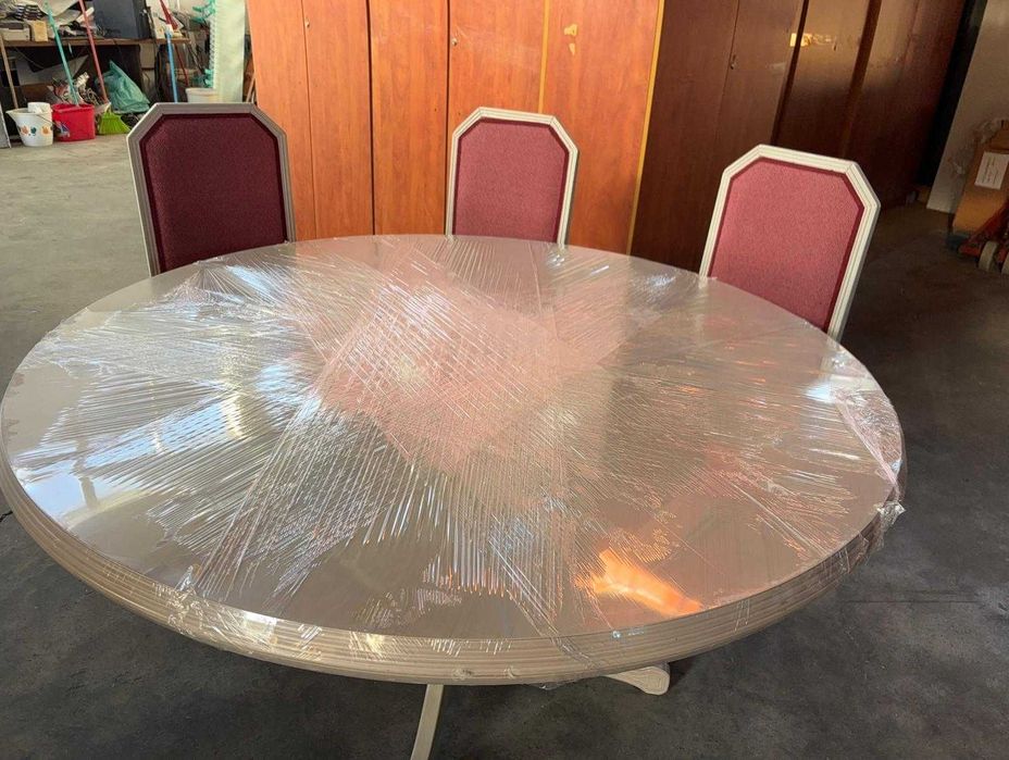 Mesa de jantar redonda e seis cadeiras