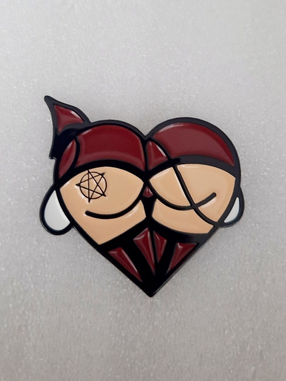 Pin broszka metalowa przypinka diabełek sexy pupa w kształcie serca
