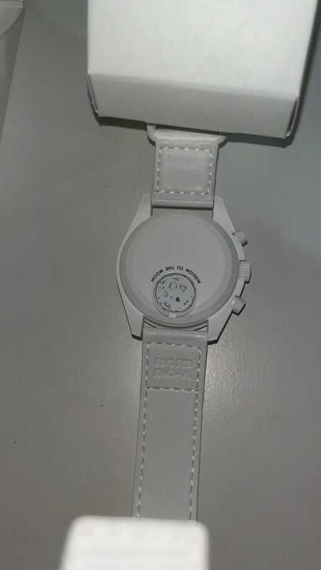SO33W700 Omega x Swatch Snoopy Biały Zegarek